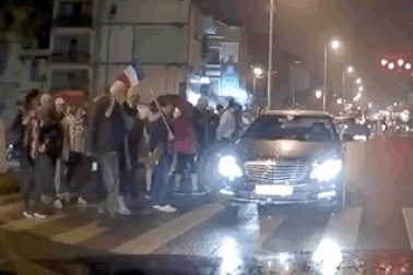 Tranh đường của người đi bộ - Lái xe có biết ngượng?