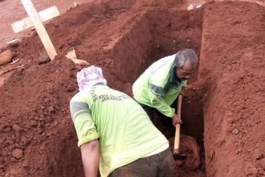 Thợ đào huyệt Indonesia "đầu tắt mặt tối" vì Covid-19