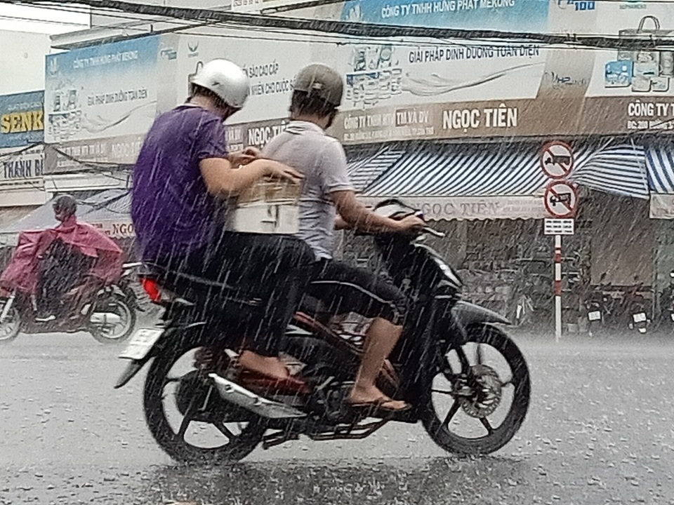 “Mưa vàng” giải nhiệt khắp Miền Tây sau bao ngày nắng hạn - 8 “Mưa vàng” giải nhiệt khắp Miền Tây sau bao ngày nắng hạn - 8