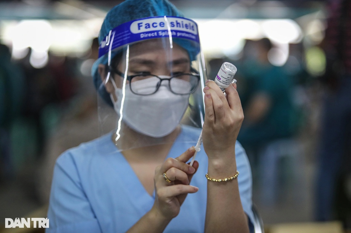 Những mũi vaccine lần 3 đầu tiên được tiêm cho lực lượng tuyến đầu ở TPHCM - 5 Những mũi vaccine lần 3 đầu tiên được tiêm cho lực lượng tuyến đầu ở TPHCM - 5