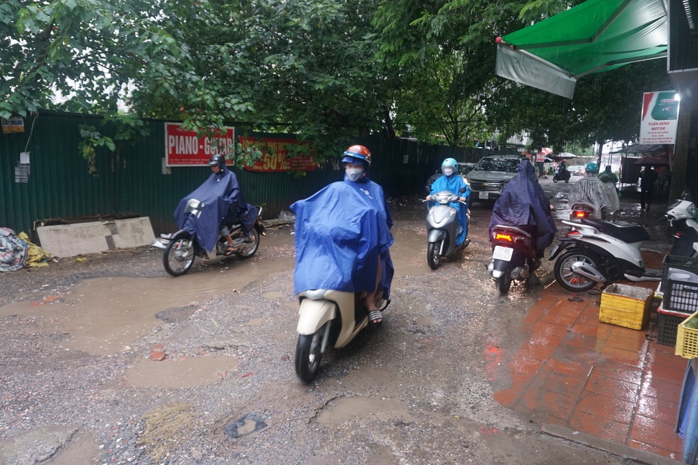 Người dân kêu trời vì con đường đau khổ, toàn ổ voi, ổ gà - 5 Người dân kêu trời vì con đường đau khổ, toàn ổ voi, ổ gà - 5