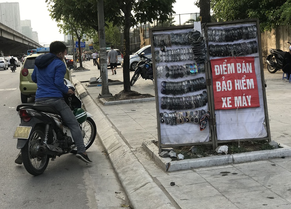 Chợ mạng sôi động, tấp nập rao bán bảo hiểm xe máy, ô tô - 4