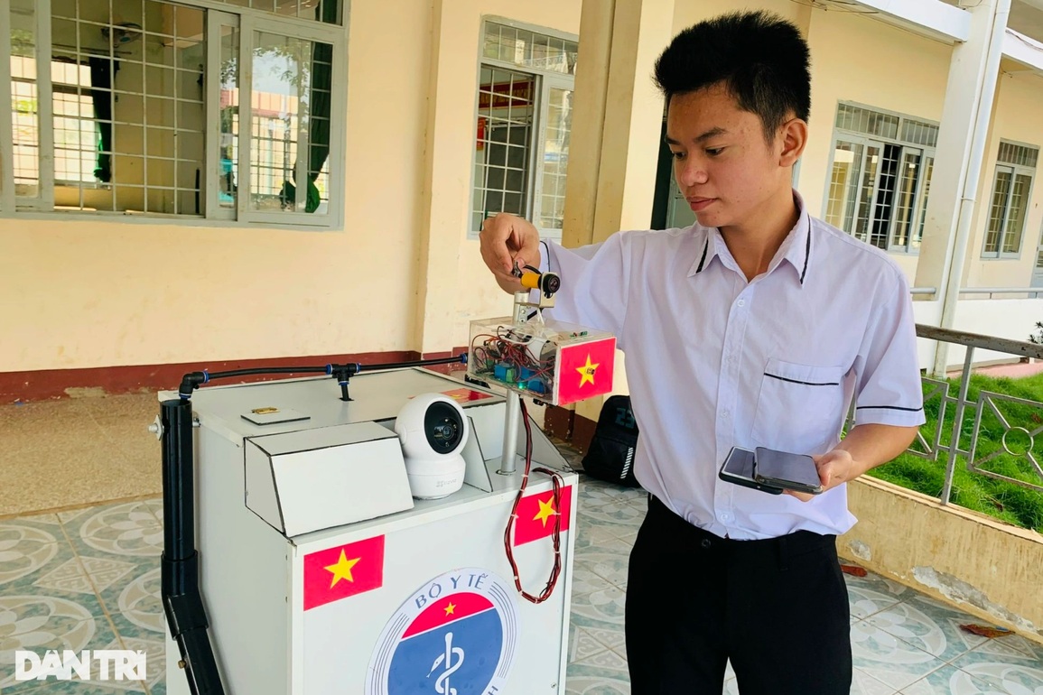 Nam sinh phố núi sáng chế robot hỗ trợ chăm sóc bệnh nhân mắc Covid-19 - 2 Nam sinh phố núi sáng chế robot hỗ trợ chăm sóc bệnh nhân mắc Covid-19 - 2