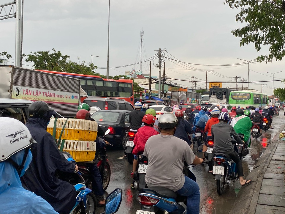 TPHCM: Mưa ngập gây kẹt xe kéo dài ở cửa ngõ về miền Tây - 2 TPHCM: Mưa ngập gây kẹt xe kéo dài ở cửa ngõ về miền Tây - 2