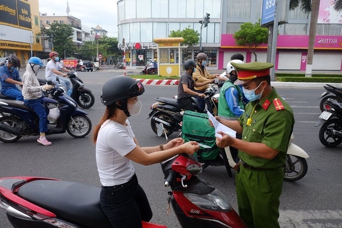  Hà Nội cần điều chỉnh bất cập trong việc cấp giấy đi đường - Ảnh 1.