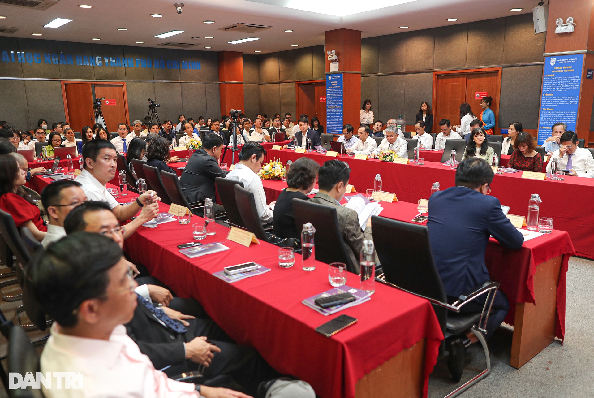 Kinh tế Việt Nam 2024 dưới góc nhìn của các chuyên gia - 10 Kinh tế Việt Nam 2024 dưới góc nhìn của các chuyên gia - 10