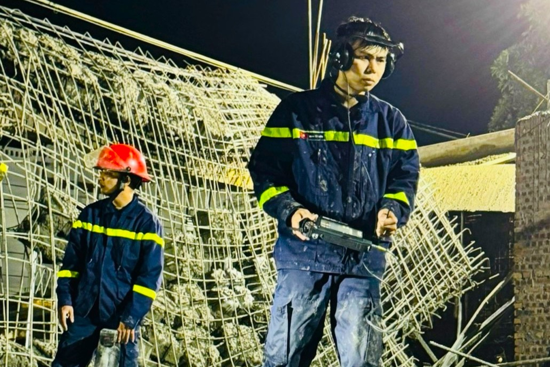 Cảnh sát dò âm, cắt thép, đào bê tông tìm nạn nhân vụ sập giàn giáo - 6 Cảnh sát dò âm, cắt thép, đào bê tông tìm nạn nhân vụ sập giàn giáo - 6