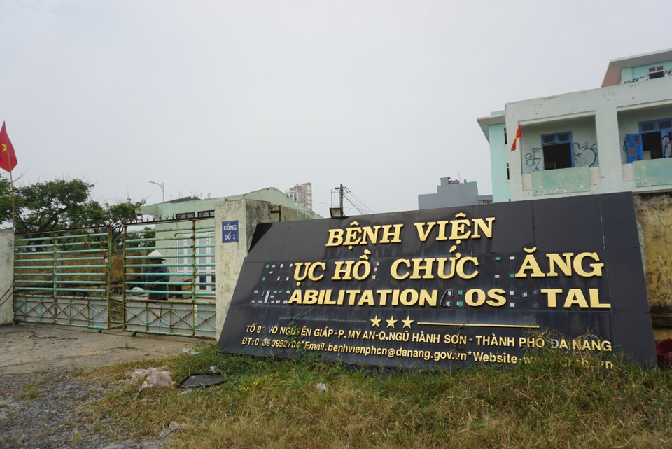 Cận cảnh bệnh viện bỏ hoang giữa khu đất vàng ven biển Đà Nẵng - 1 Cận cảnh bệnh viện bỏ hoang giữa khu đất vàng ven biển Đà Nẵng - 1
