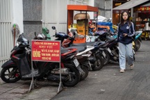 Hà Nội: Tái diễn cảnh chiếm dụng vỉa hè, đẩy người đi bộ xuống lòng đường