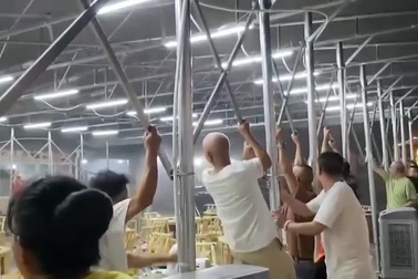 Gió lớn cuốn bay mái che của nhà hàng