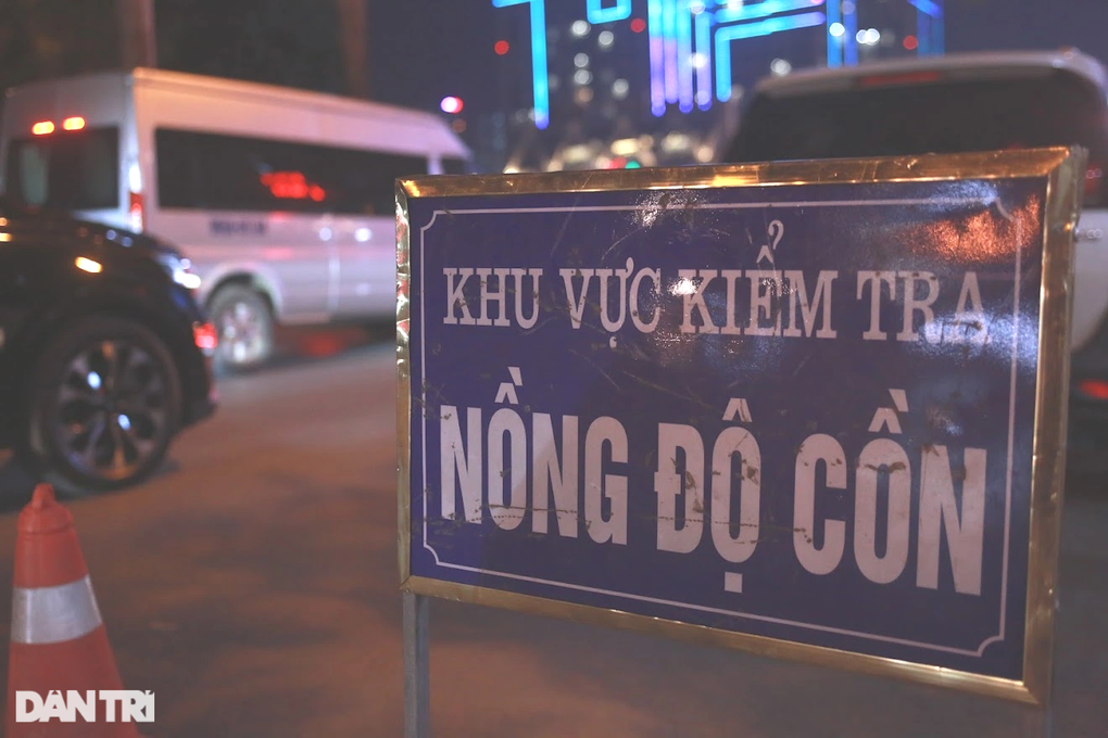 Lái xe có độ cồn cao ngất ngưởng, đe dọa cả cảnh sát - 5 Lái xe có độ cồn cao ngất ngưởng, đe dọa cả cảnh sát - 5
