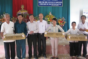 Hà Tĩnh: Một nhà báo tặng hơn 2000 con gà giống cho quê nhà