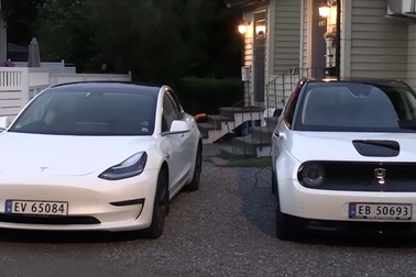 Xem xe Honda E sạc điện cho Tesla Model 3