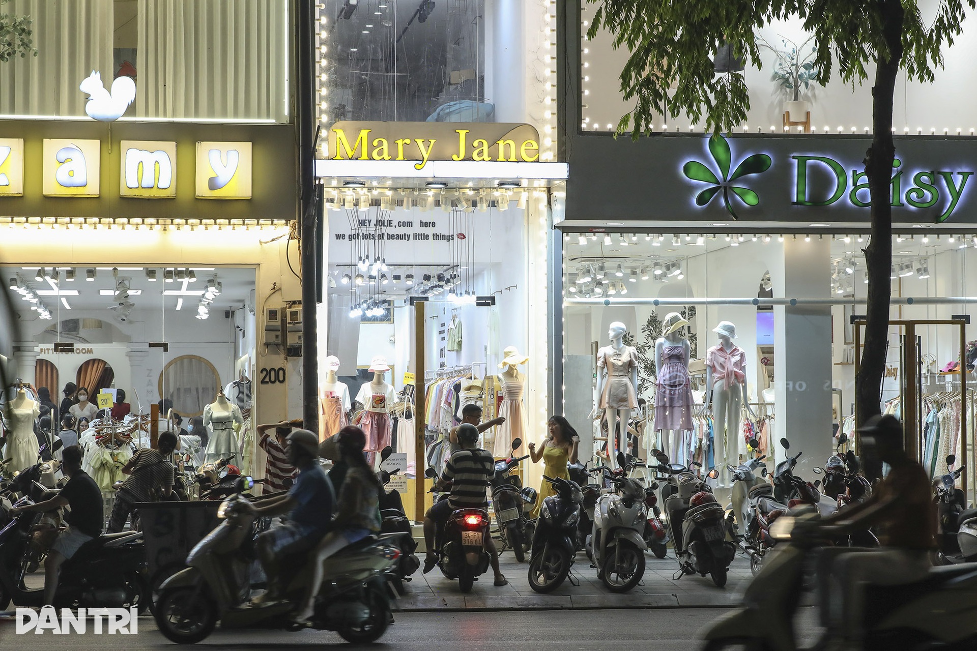 Những phố thời trang đông đúc, sáng đèn nhất Hà Nội - 13 Những phố thời trang đông đúc, sáng đèn nhất Hà Nội - 13
