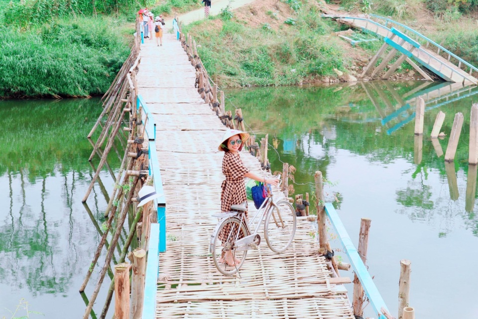 Giới trẻ háo hức check-in với cầu tre và cây cô đơn đẹp tựa phim - 4 Giới trẻ háo hức check-in với cầu tre và cây cô đơn đẹp tựa phim - 4
