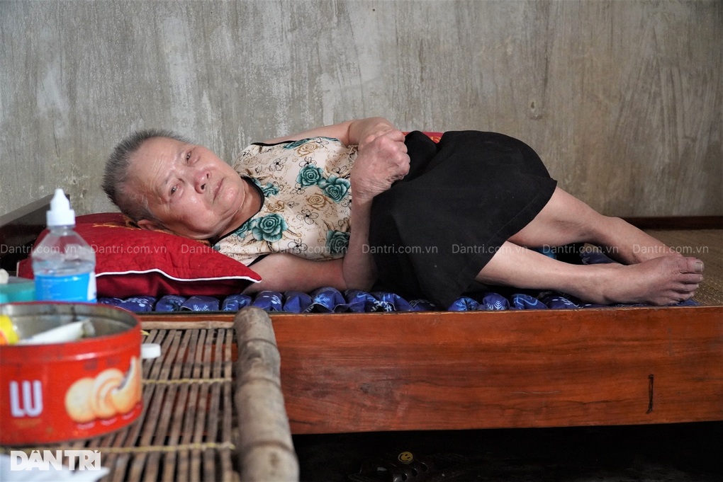Mẹ và chồng đều nằm liệt giường, một mình chị Mai chăm sóc, khổ lắm - 3 Mẹ và chồng đều nằm liệt giường, một mình chị Mai chăm sóc, khổ lắm - 3