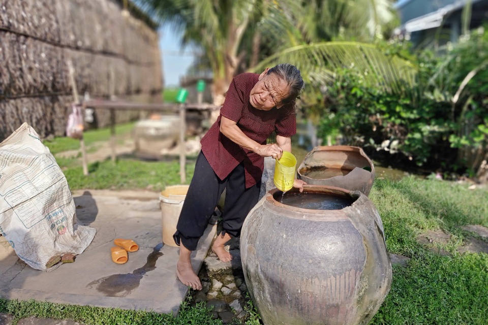 Thương bé gái xinh xắn sống bữa đói, bữa no với ngoại gù lưng, cậu tâm thần - 3 Thương bé gái xinh xắn sống bữa đói, bữa no với ngoại gù lưng, cậu tâm thần - 3