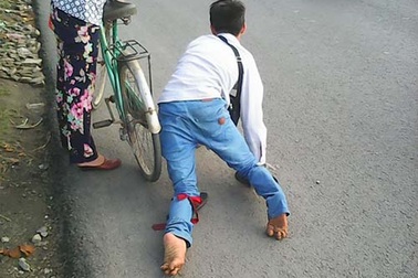 Giật vé số của người tàn tật