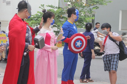 Thầy cô “hóa” siêu nhân, công chúa đón học sinh ngày đầu trở lại trường