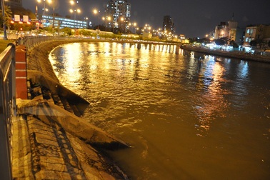 Nam thanh niên rơi xuống kênh, nhóm bạn kêu cứu rồi... bỏ đi