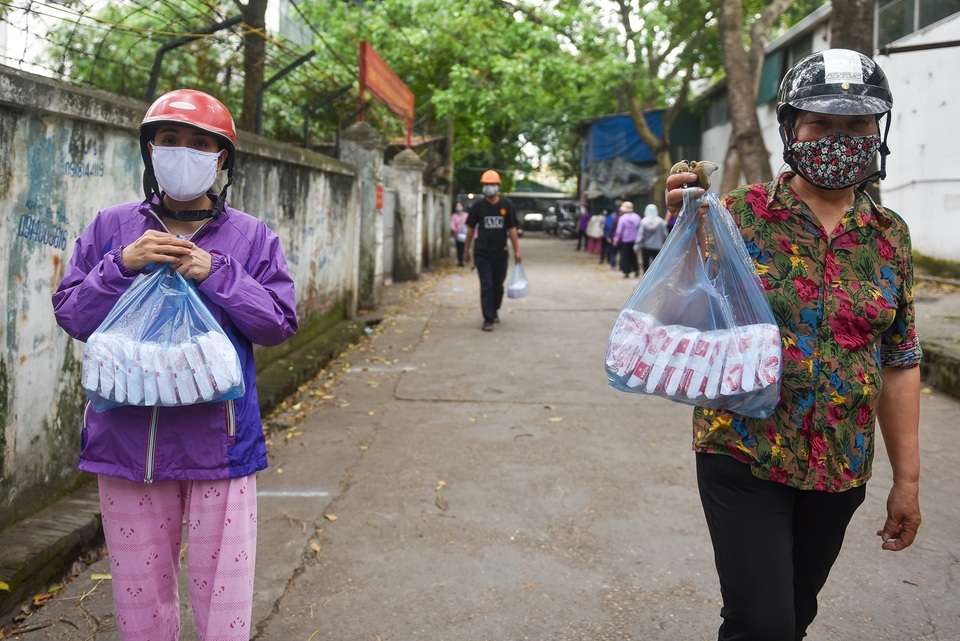 Hà Nội: ATM mỳ tôm, trứng gà trao yêu thương tới người nghèo - 12 Hà Nội: ATM mỳ tôm, trứng gà trao yêu thương tới người nghèo - 12
