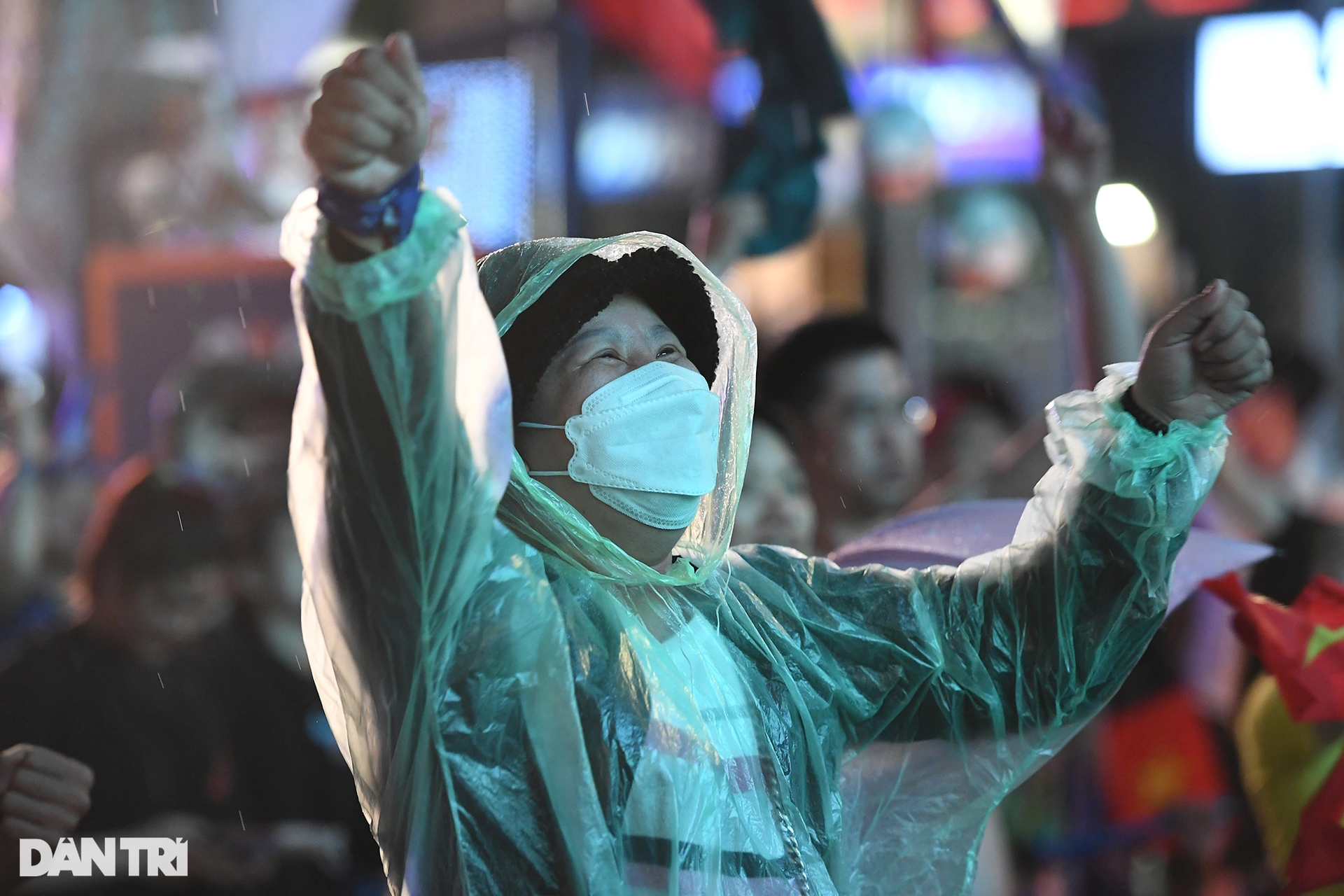 Hàng nghìn cổ động viên TPHCM đội mưa ăn mừng chiến thắng của U23 Việt Nam - 4