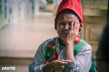 Hàng trăm người dân Mường Than mất nhà do mưa lũ được tư vấn sức khỏe