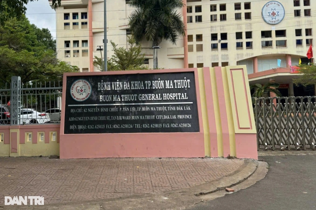 Y bác sĩ đông gần gấp đôi bệnh nhân, bệnh viện cắt giảm lao động - 1 Y bác sĩ đông gần gấp đôi bệnh nhân, bệnh viện cắt giảm lao động - 1