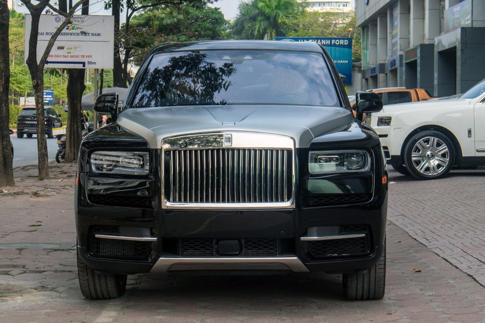 Cận cảnh Rolls-Royce Cullinan 5 chỗ: Gia vị khác lạ cho đại gia Việt - 3 Cận cảnh Rolls-Royce Cullinan 5 chỗ: Gia vị khác lạ cho đại gia Việt - 3