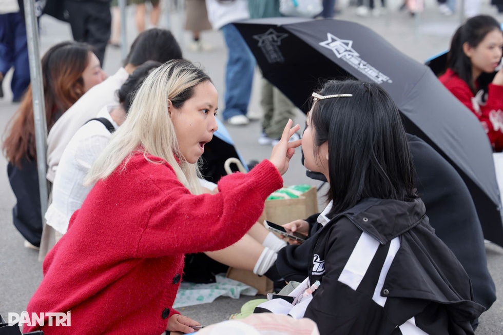 Hà Nội: Fan thức xuyên đêm, ngất xỉu vì kiệt sức chờ xem Anh trai say hi - 6