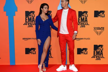 Cristiano Ronaldo đưa bạn gái xinh đẹp dự lễ trao giải MTV Châu Âu