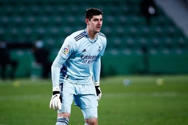 Thủ thành Thibaut Courtois bị chân dài gợi cảm từ chối phũ phàng