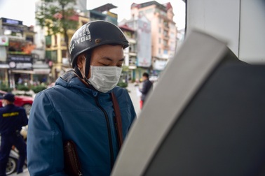 Hà Nội: Cây ATM "thiếu" nước rửa tay, người dân lo ngại lây lan dịch