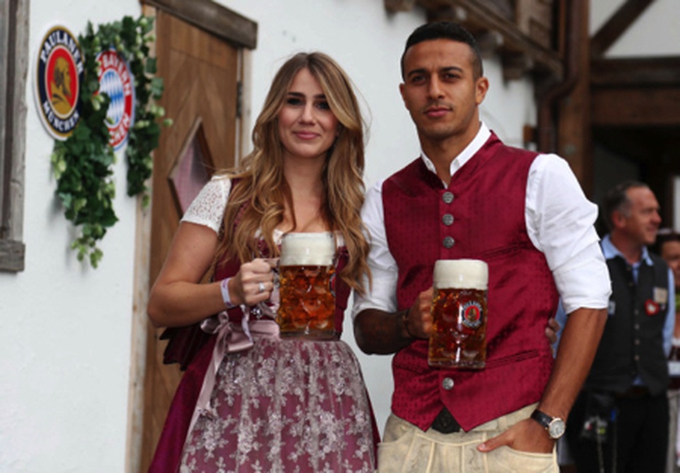 Ngắm những bóng hồng xinh đẹp hết lòng cổ vũ cho Bayern Munich - 3 Ngắm những bóng hồng xinh đẹp hết lòng cổ vũ cho Bayern Munich - 3