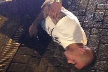 Cựu cầu thủ MU bị đánh bất tỉnh trên phố