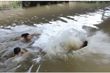 Tắm dưới hố nước sâu, 3 cháu nhỏ cùng chết đuối