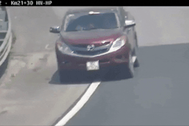 Tước bằng 6 tháng với tài xế lùi xe ô tô trên cao tốc Hà Nội - Hải Phòng