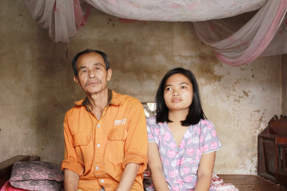 1.JPG Ông Trần Văn Kim và đứa con Trần Thị Lương bị di chứng chất độc da cam.