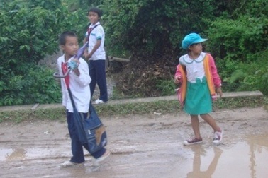 Chủ tịch tỉnh phê bình huyện nghèo không dự họp