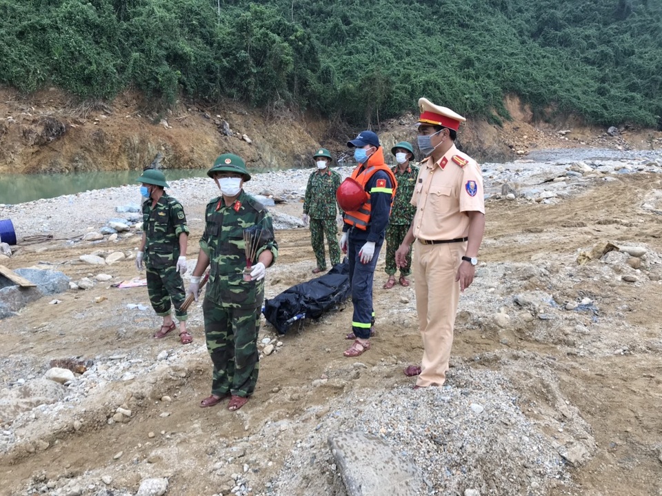 Tìm thấy thi thể nạn nhân thứ 4 tại thủy điện Rào Trăng 3 - 1 Tìm thấy thi thể nạn nhân thứ 4 tại thủy điện Rào Trăng 3 - 1
