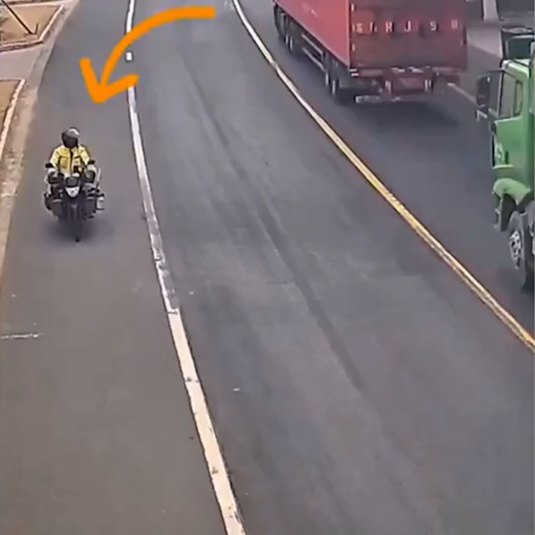 Der Moment, als ein Mann im Rollstuhl von einem Lastwagen Hunderte von Metern geschoben wurde - 2 Khoảnh khắc người đàn ông ngồi xe lăn bị xe tải đẩy đi hàng trăm mét - 2