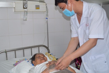 Phẫu thuật thành công cho cụ bà gần 100 tuổi bị gãy xương, nhiều bệnh nặng