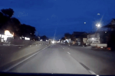 Tài xế ô tô "đứng tim" khi thấy bé trai chạy băng qua quốc lộ giữa trời tối