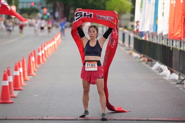Nữ VĐV chạy chân đất vô địch Quảng Trị International Marathon - Camel Cup