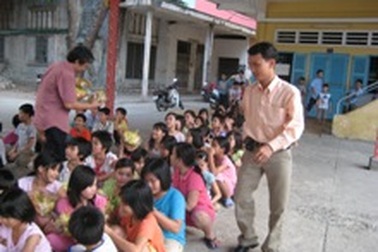 Trí Tri tặng quà cho trẻ vô gia cư nhân dịp Xuân về