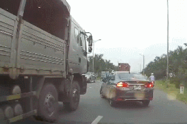 Thêm một bài học đáng nhớ về điểm mù xe tải