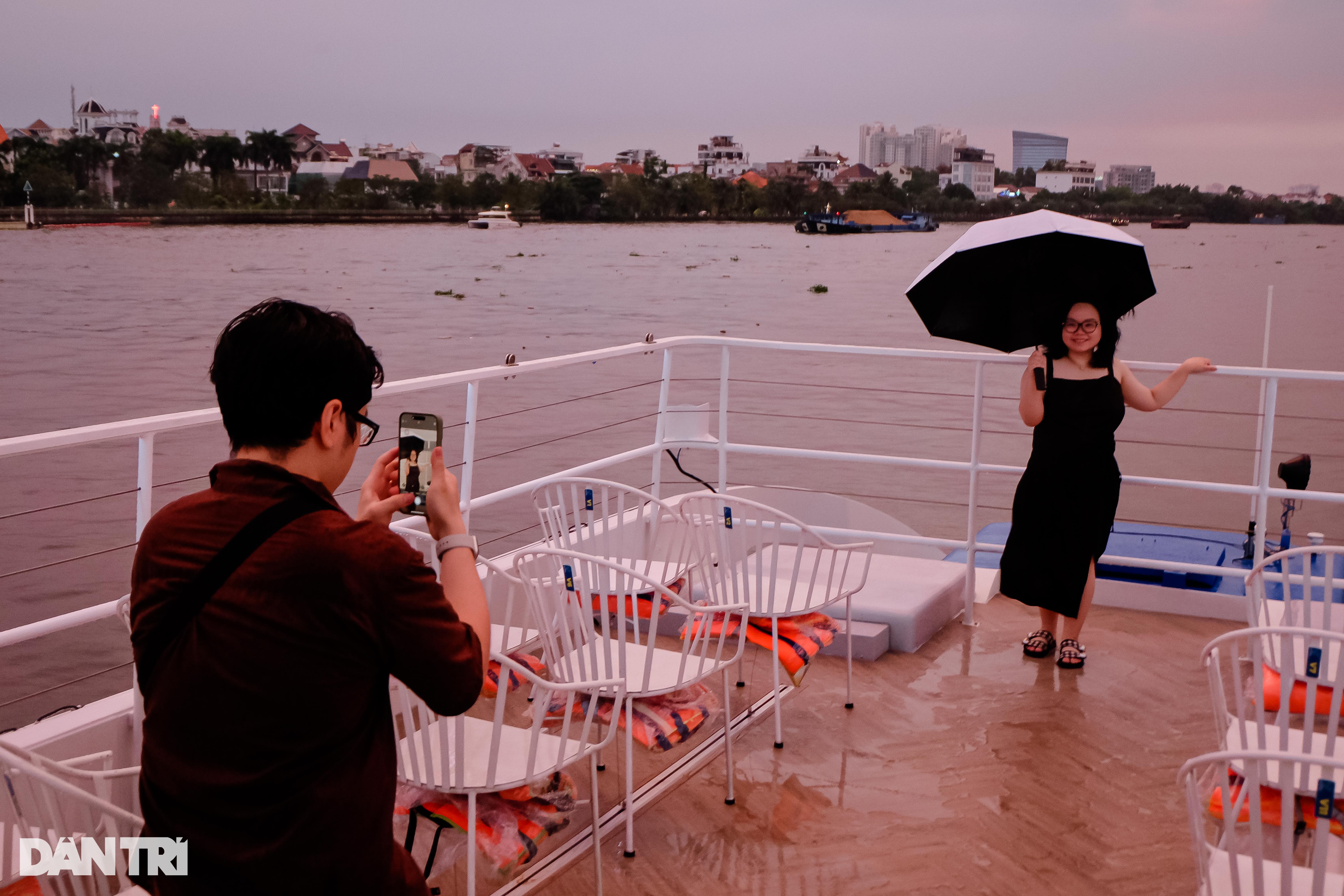 Tết Dương lịch: Đổ xô đi công viên view triệu đô, xếp hàng cà phê bến tàu - 4 Tết Dương lịch: Đổ xô đi công viên view triệu đô, xếp hàng cà phê bến tàu - 4