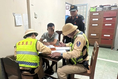 Dừng xe trên cao tốc Mỹ Thuận - Cần Thơ quay phim, nam tài xế bị xử phạt