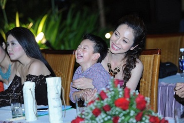 Con trai Jennifer Phạm đi chấm thi người đẹp cùng mẹ