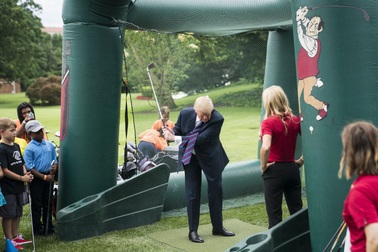 Tổng thống Zimbabwe muốn tặng ông Trump đất xây sân golf